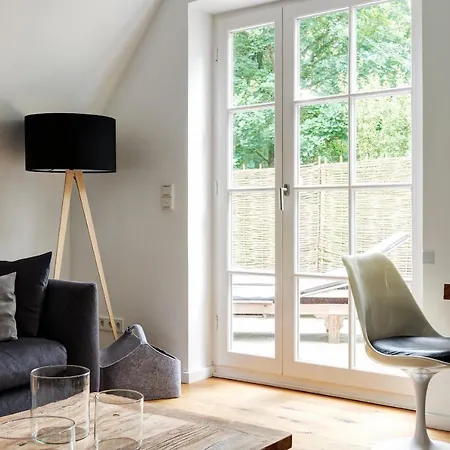 Апартаменты Reetdachhaus Hues Am Wall S Hues Am Wall
